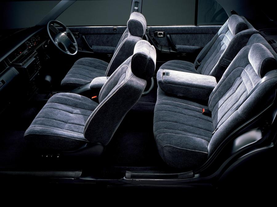 Интерьер Toyota Crown Sedan 1991 года  (фото 8 из 9)